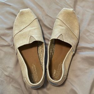 Women’s size 11 gently used Toms.  Only wore twice.  Great shape!